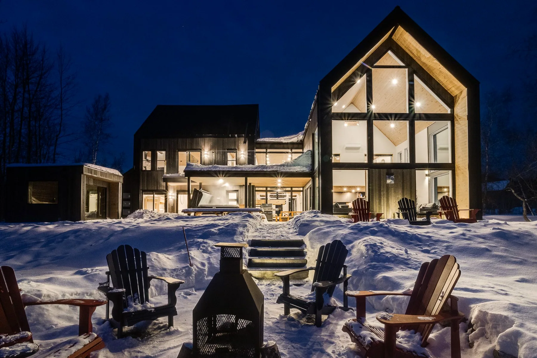 L’Ultime à Bromont illuminé de nuit, au cœur de l’hiver